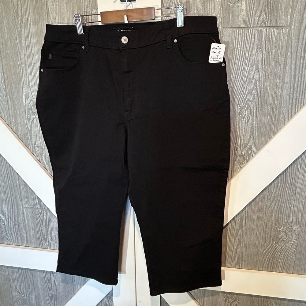 Bag006. NWT Lee Relaxed fit mid-rise Sz 18 cropped pants, black.